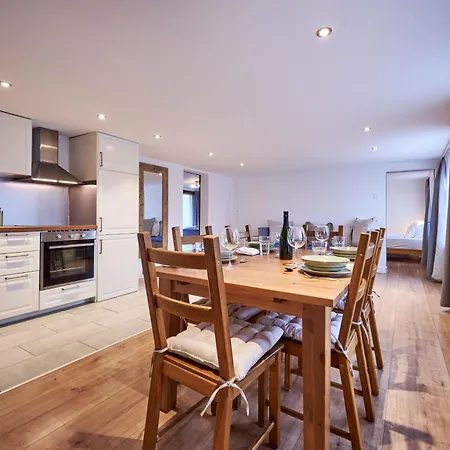 Apartment 2 Bedroom Mountain View