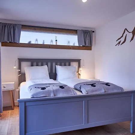 2 Bedroom Mountain View Apartment