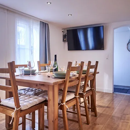 2 Bedroom Mountain View Apartment *