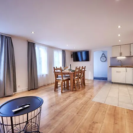 Apartment 2 Bedroom Mountain View *