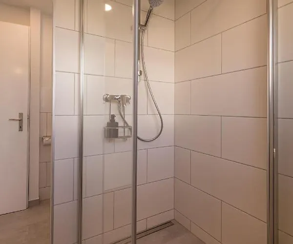 2 Bedroom Mountain View Apartment *