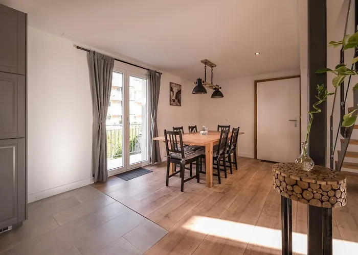 2 Bedroom Mountain View Apartment *